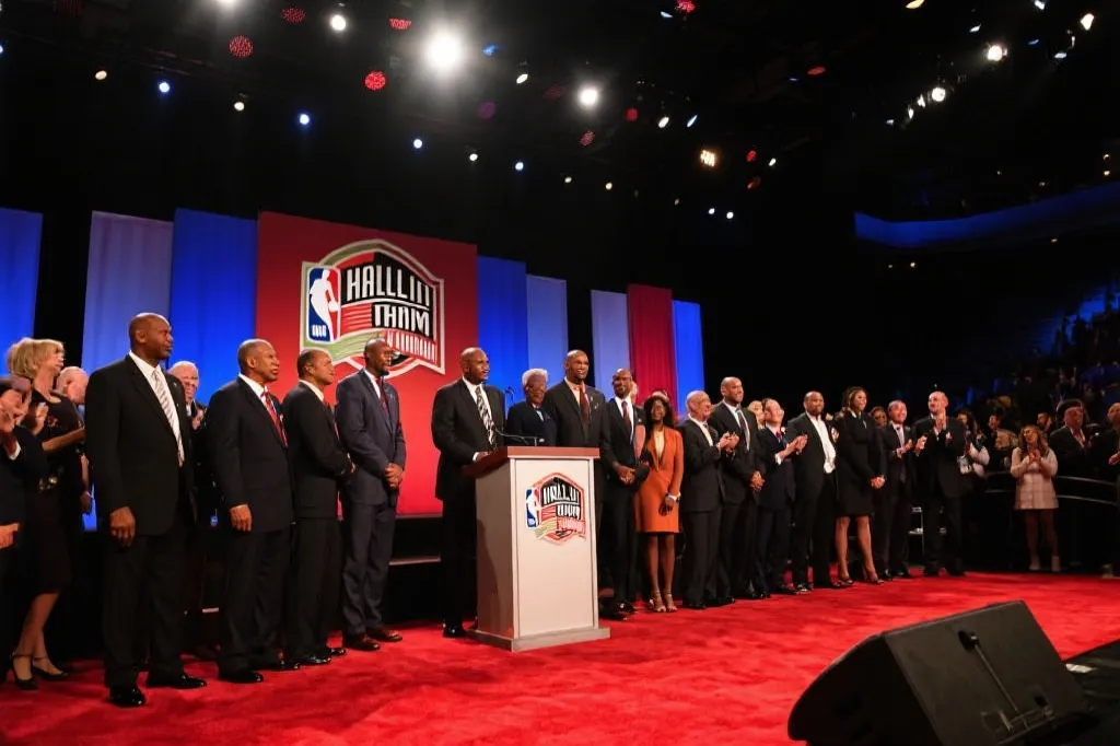 NBA名人堂入选仪式：传奇球星齐聚一堂，荣耀时刻